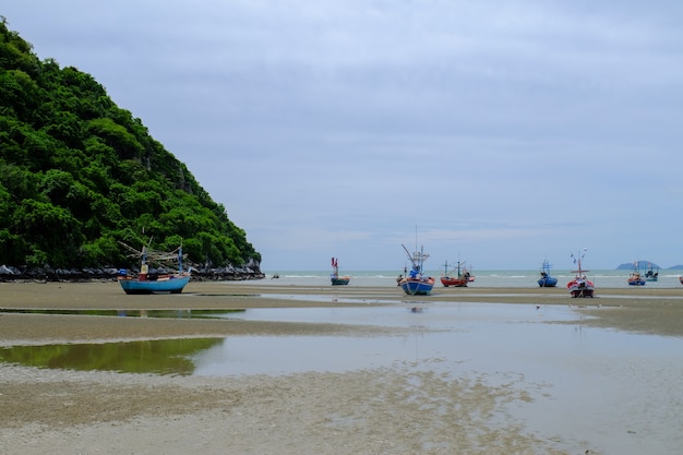 Foto kuststrand met blauwe hemel.