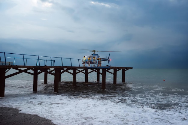 Kustwacht komt naar een helikopter tijdens een storm op zee