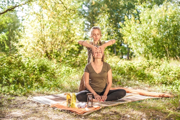Kuuroord, massage. Massage en aromatherapie vrouwen op de bosgrond met een genezer.