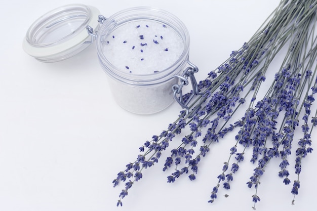 Kuuroordachtergrond met droge lavendelbloemen en geurig overzees zout voor bad