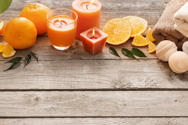 Kuuroordconcept met oranje vruchten op oude houten muur