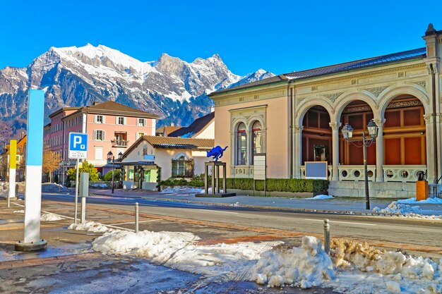 Kuuroordhuis met Kattenstandbeeld en Berg. Bad Ragaz is een stad in St. Gallen in Zwitserland, boven de Graubünden Alpen. Het kuur- en recreatiedorp ligt in de Tamina-vallei