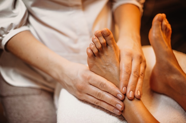 Foto kuuroordmedewerker in een wit overhemd doet een massagesessie