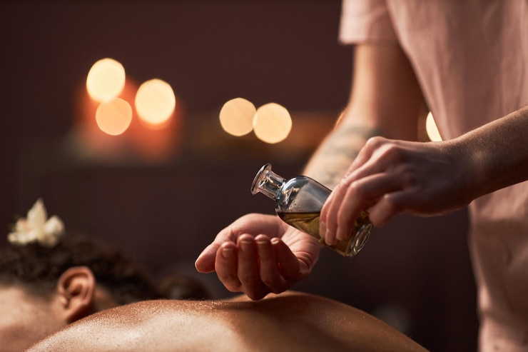 Foto kuuroordtherapeut die massageolie toepast