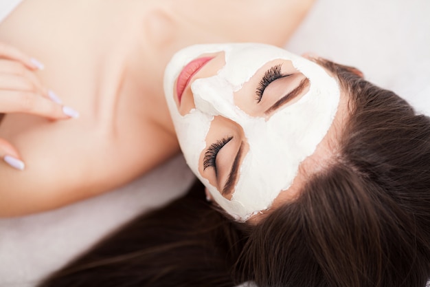 Kuuroordtherapie voor vrouw die gezichtsmasker ontvangt
