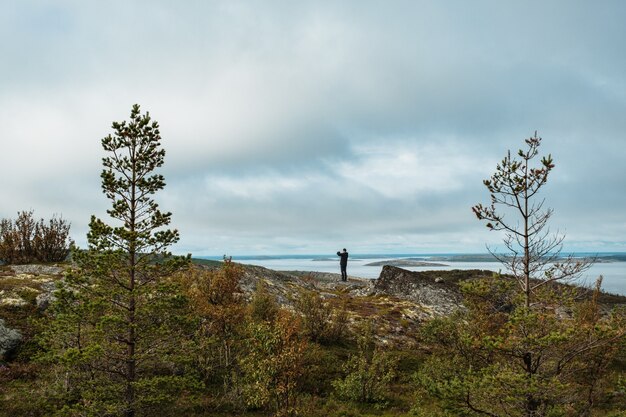 Photo kuzova island archipelago in the white sea view from the top of the island german kuzov