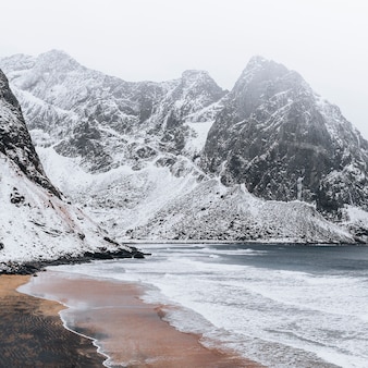 Spiaggia di kvalvika sulle isole lofoten, norvegia