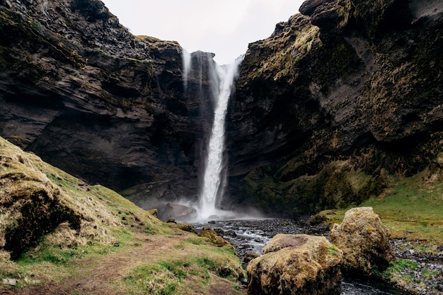 Kvernufosswaterval in zuidelijk IJsland op een gouden ring