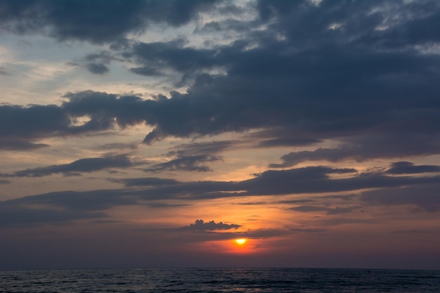 Kwaadaardige zonsopgang tot zonsondergang hemel op zee