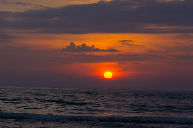 Kwaadaardige zonsopgang tot zonsondergang hemel op zee