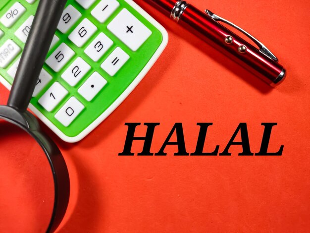 Kwaliteitsborging conceptText HALAL met vergrootglaspen en rekenmachine op rode achtergrond