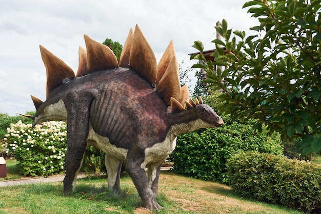 Kwaliteitsreplica's van dinosaurussen in het museumpark overdag buiten