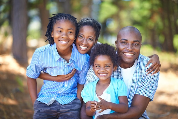 Kwaliteitsvolle familietijd buitenshuis doorbrengen Leuke Afro-Amerikaanse familie die samen tijd in de natuur doorbrengt