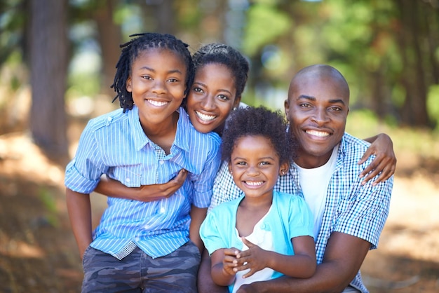 Kwaliteitsvolle familietijd buitenshuis doorbrengen leuke afro-amerikaanse familie die samen tijd in de natuur doorbrengt