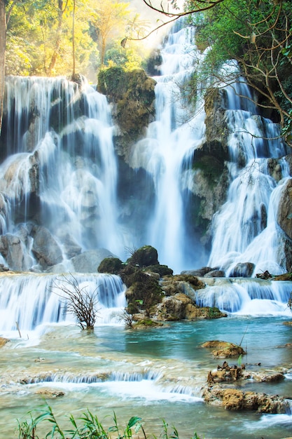 Водопад Кванг Шри в Луангпрабанге, Лаос.