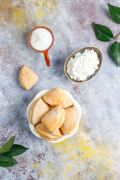 Kwark en suiker koekjes kraaienpootjes driehoek koekjes, bovenaanzicht