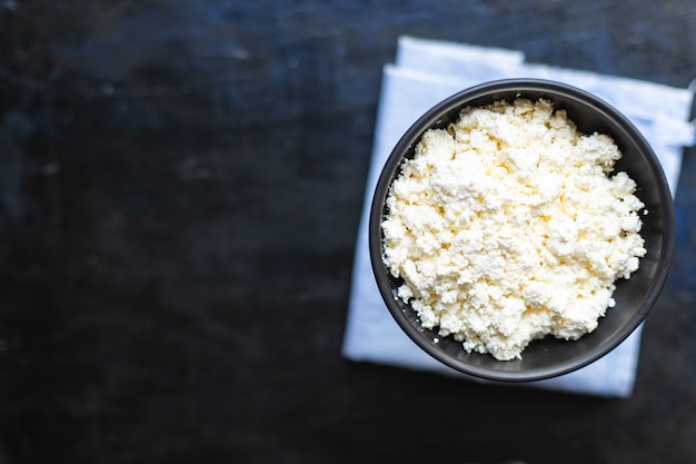 kwark geiten- of schapenmelk op tafel gezonde voeding maaltijd kopieer ruimte rustiek