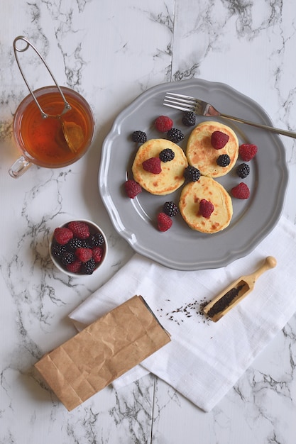 Kwark Pannenkoeken Gezond ontbijt Glutenvrije bramen frambozen Theeblad Mok marmer Bovenaanzicht Plat leggen