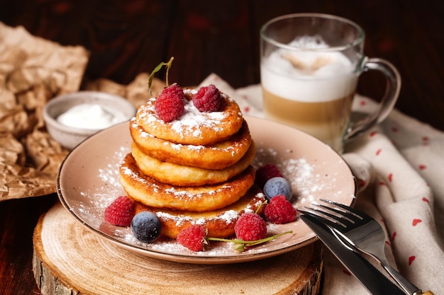 Kwark pannenkoeken syrniki met verse munt pannenkoeken met kwark op een bruin bord huisma...