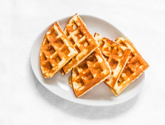 Kwark wafels heerlijk zoet dessert op een lichte achtergrond bovenaanzicht