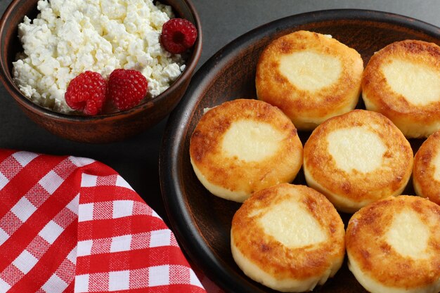 Kwarkbeignets en frambozen Kaasbeignets pannenkoeken of syrniki