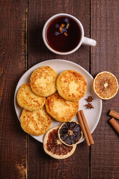 Kwarkbeignets met hete zwarte aromatische thee