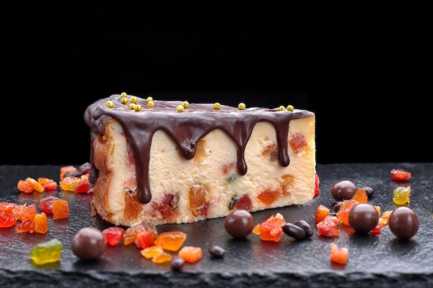 Kwarkdessert met chocolade en gekonfijt fruit