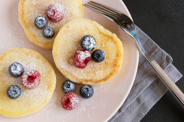 Kwarkpannenkoekjes, syrniki met verse bessen als ontbijt