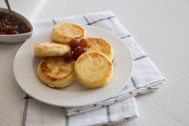 Kwarkpannenkoekjes, zelfgemaakte traditionele oekraïense en russische syrniki. gezond ontbijt/