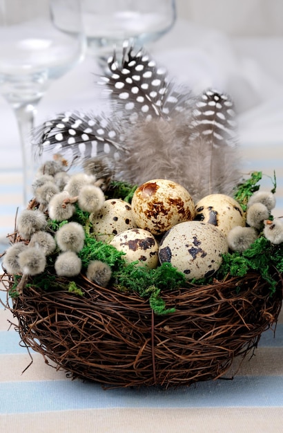 Kwartel paaseieren in een nest op houten tafel