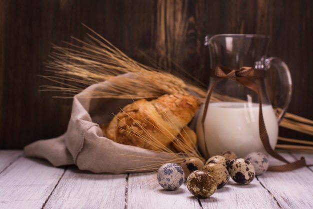 Kwarteleitjes, croissants en pot melk