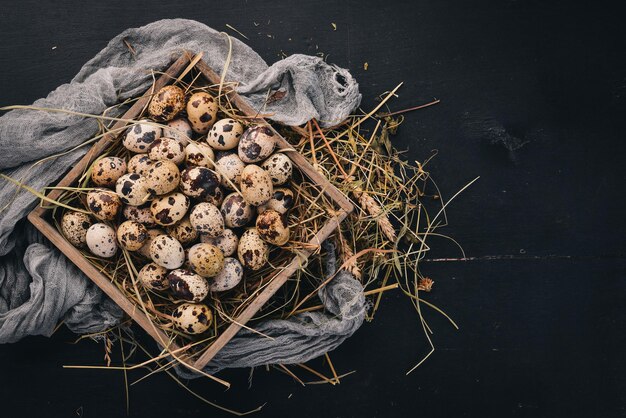 Kwarteleitjes in een houten mandje Op een houten ondergrond Bovenaanzicht Kopieer de ruimte