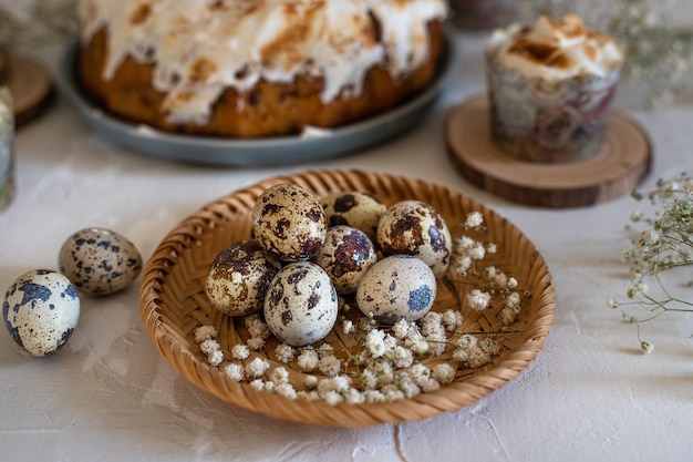 Kwarteleitjes in een rieten bord