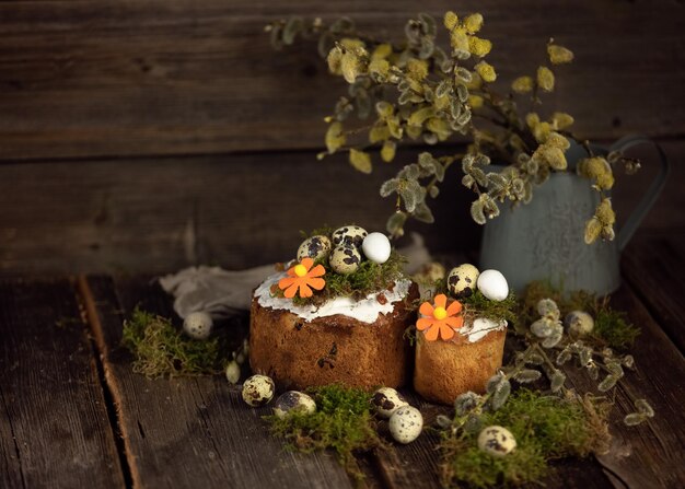 Foto kwarteleitjes met heerlijk bakken op de houten achtergrond