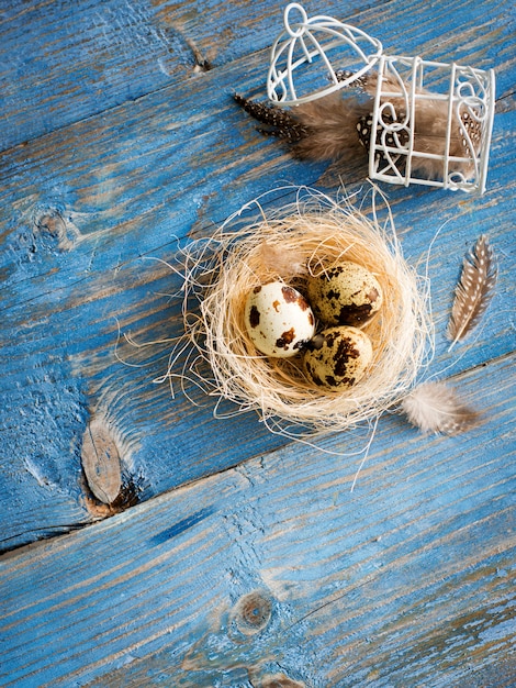 Kwartelseieren op een blauwe houten tafel