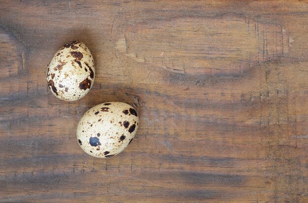 Kwartelseieren op een donkerbruine houten oppervlakte, hoogste mening, lege plaats voor tekst, recept