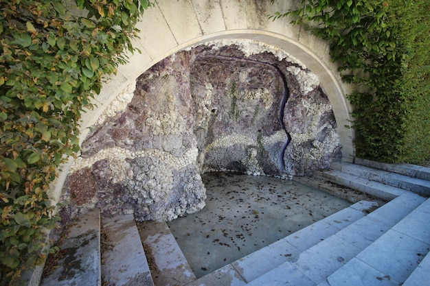 Kwartstextuur in grot, stadspark in de stad Blois, Frankrijk.