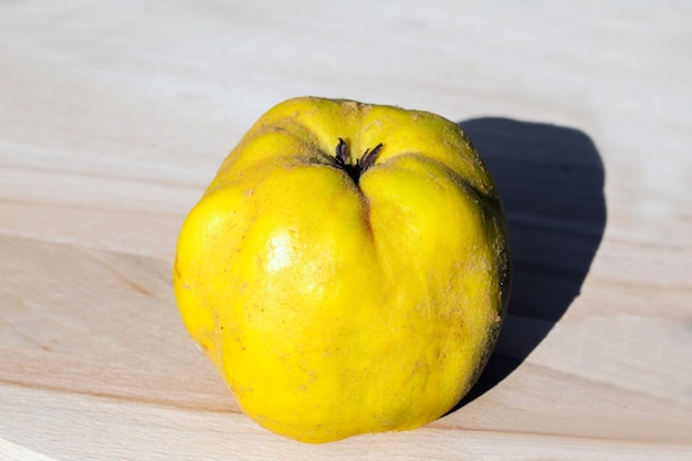 Kweepeer fruit op een houten blaadje