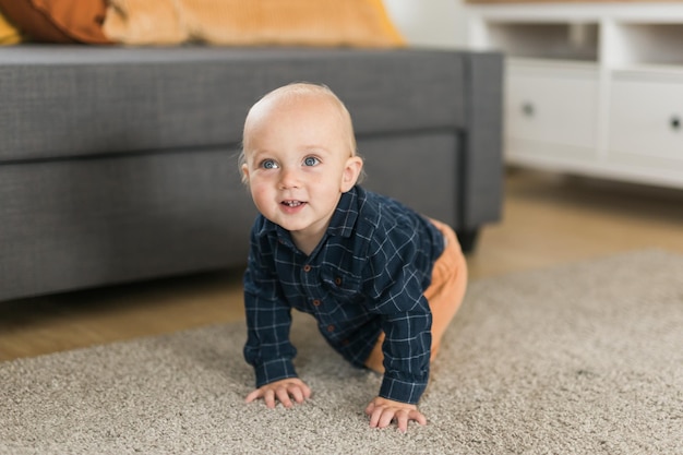 Kwekerij babyjongen kruipen op de vloer binnenshuis kopieer ruimte en lege ruimte voor tekst baby curiosit