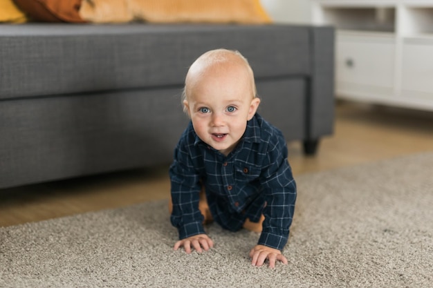 Kwekerij babyjongen kruipen op de vloer binnenshuis kopieer ruimte en lege ruimte voor tekst Baby nieuwsgierigheid en ontwikkelingsstadia van kinderen