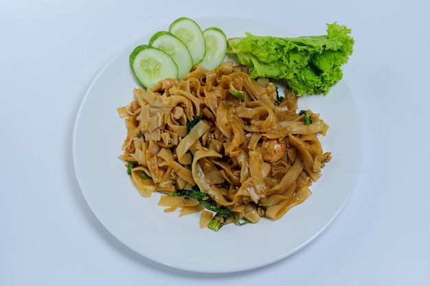 kwetiau is een Chinese keuken die populair is in Indonesië, gekookt door te frituren, toegevoegd met complementaire