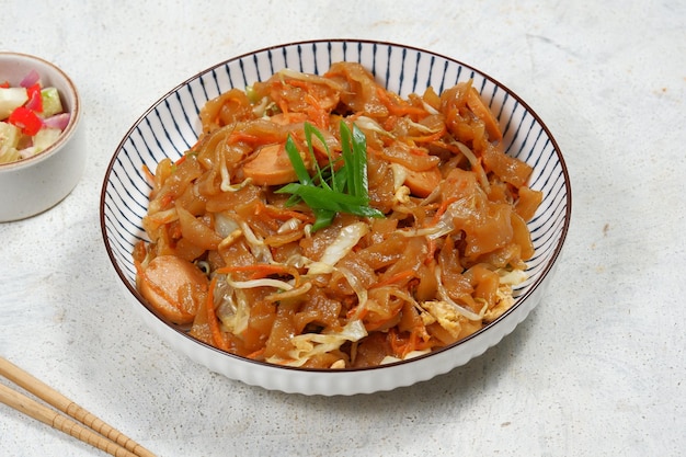 kwetiaw goreng 또는 Char Kwe Teow라고 불리는 인도네시아 말레이시아 및 싱가포르에서 인기