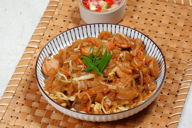 Kwetiaw goreng of genaamd char kwe teow populair in indonesië, maleisië en singapore