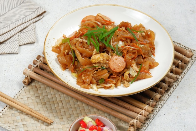 사진 kwetiaw goreng 또는 char kwe teow라고 불리는 인도네시아 말레이시아 및 싱가포르에서 인기