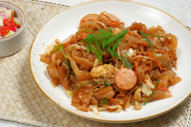 사진 kwetiaw goreng 또는 char kwe teow라고 불리는 인도네시아 말레이시아 및 싱가포르에서 인기