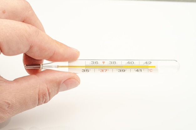 Foto kwikthermometer in de linkerhand van de man