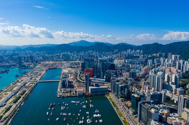 Kwun Tong, Hong Kong 06 september 2019: Drone vliegt over Hong Kong city