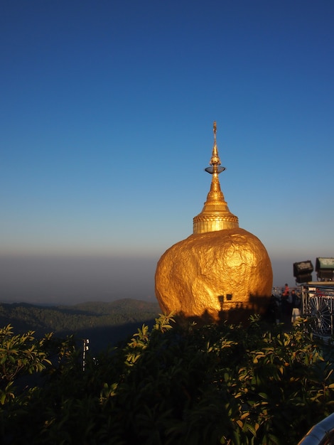 사진 golden rock으로도 알려진 kyaiktiyo pagoda는 미얀마에서 잘 알려진 불교 순례지입니다.