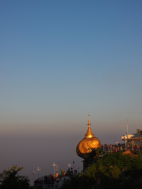 Photo kyaiktiyo pagoda also known as golden rock is a well-known buddhist pilgrimage site in myanmar