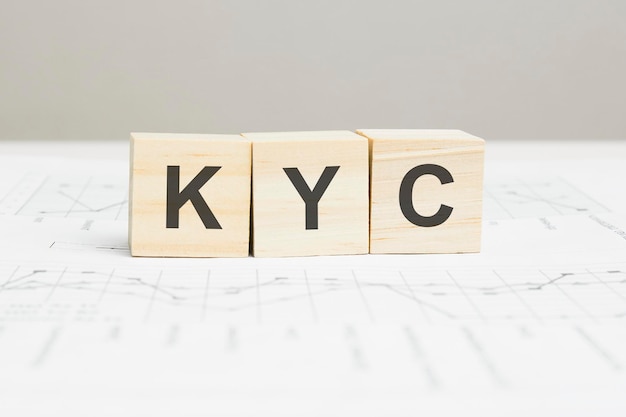 Kyc houten blokken woord op grijze achtergrond. kyc - ken uw klant, informatieconcepten